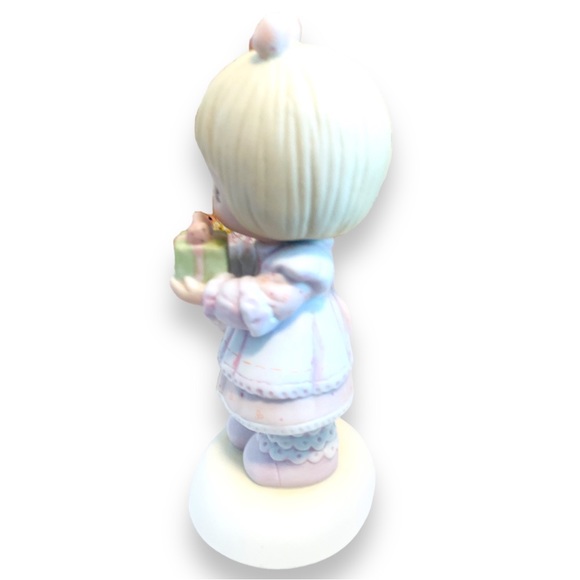 God Sends The Gift Of His Love
1984 Jonathan & David Precious Moments Figurine - Picture 8 of 9